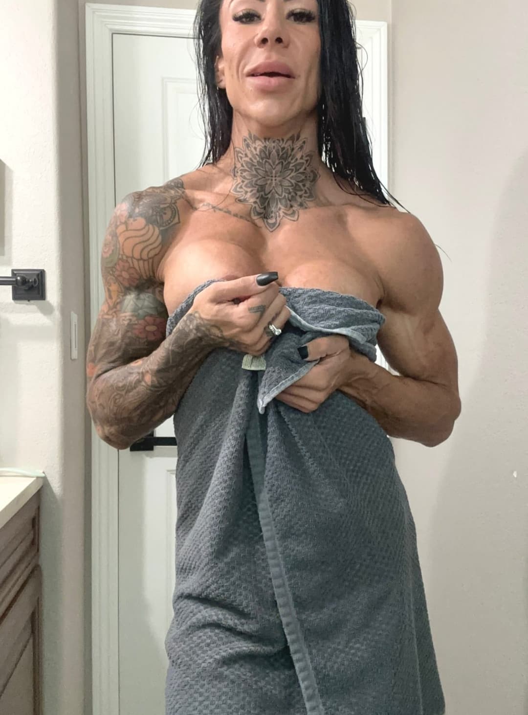 Flexing while you’re fantasizing about being under me