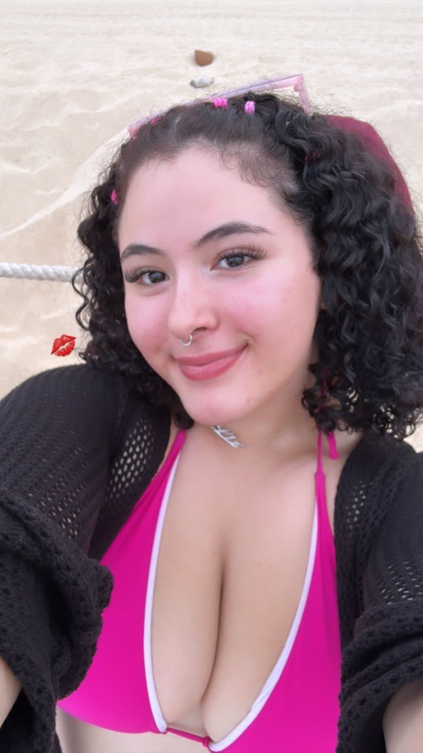 Click to view full size Zorra de buen cuerpo calienta a todos mostrando su enorme culote en bikini