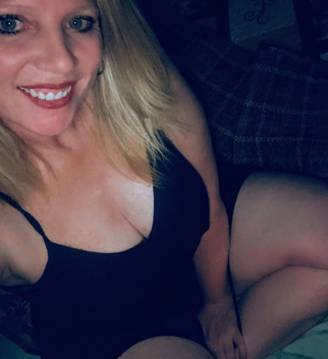 New Patient insists On talking to me in my office before appointment : Fucking Me n my Office :