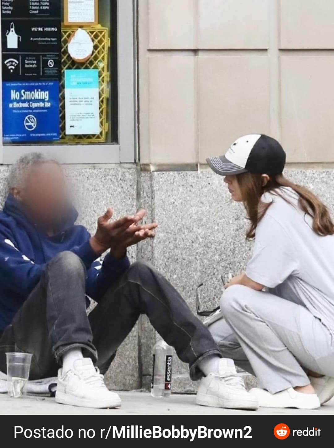 Millie fragada Chupando um mendigo na rua para mostrar que faz caridade