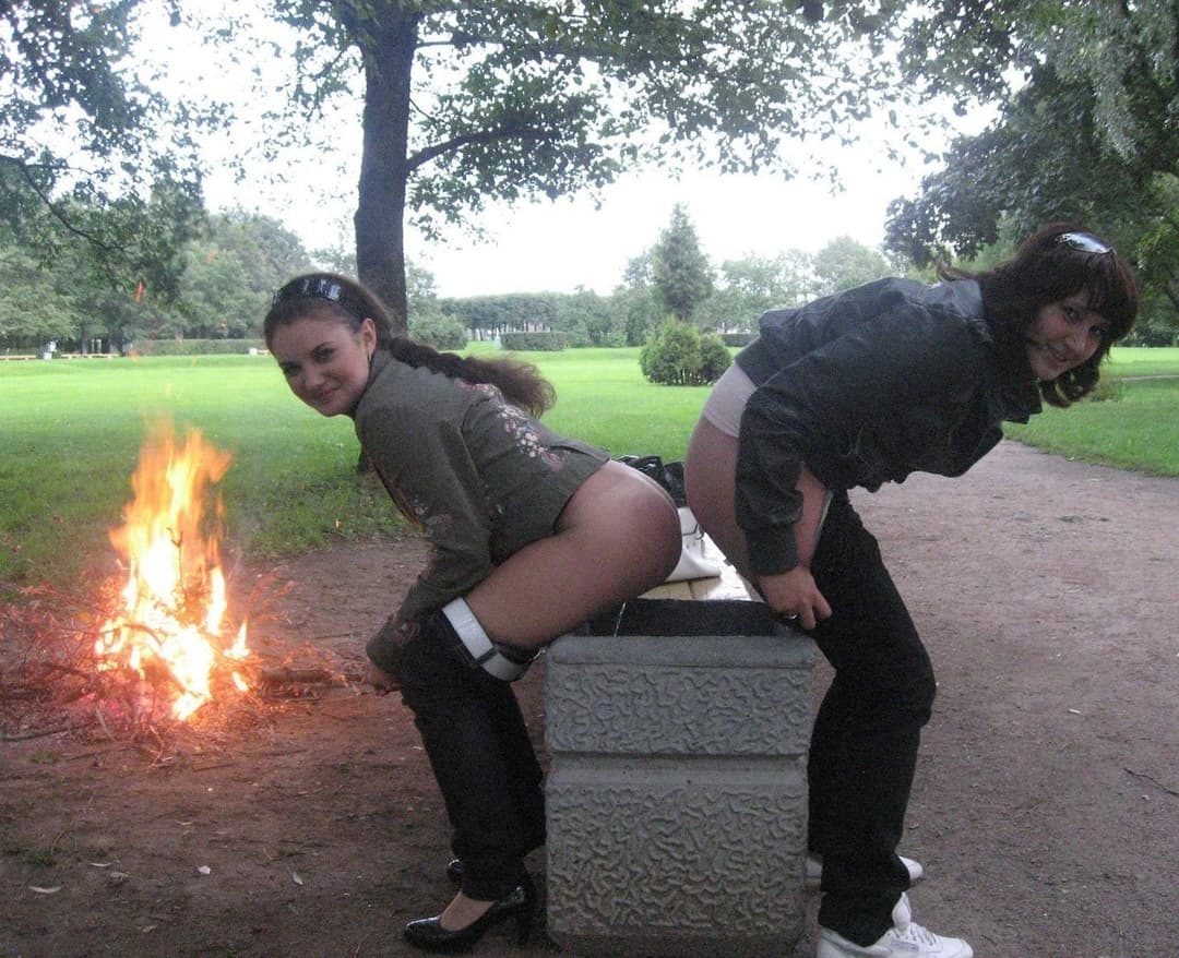 Random amateur women peeing 4