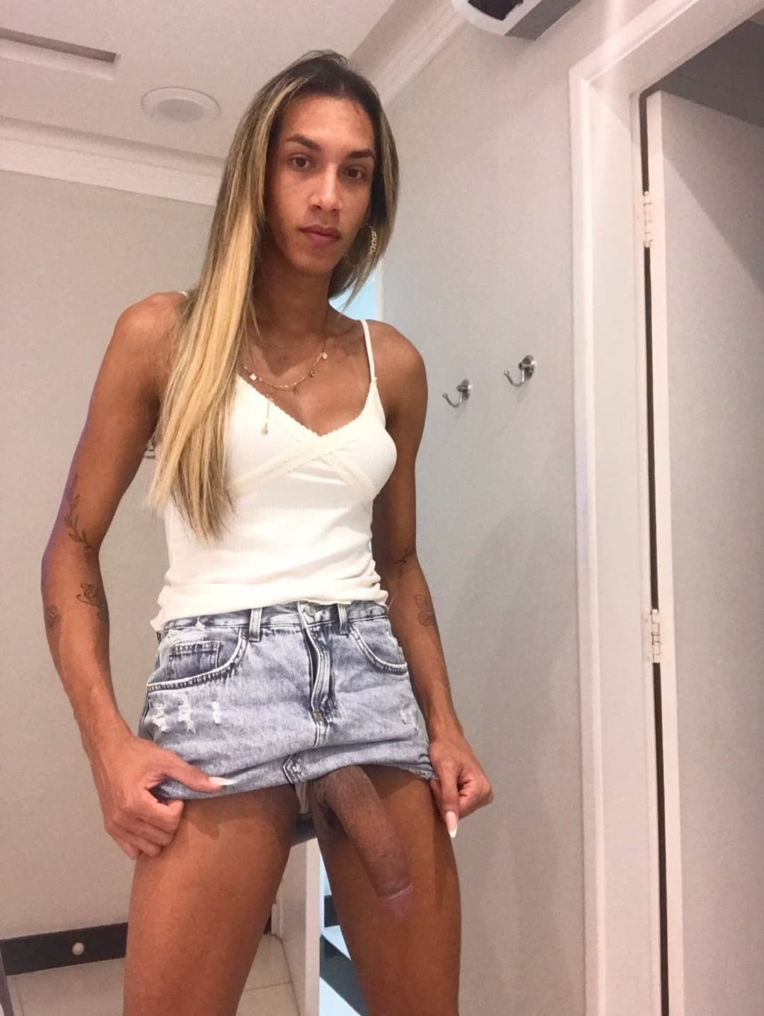 Lindas trans pauzuda de mini saia 01