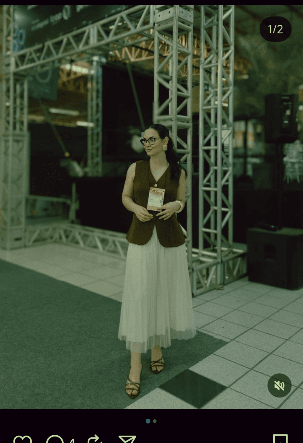 brunette nerd speaker, Instagram famous, showing her ass, anal, hot ass IA