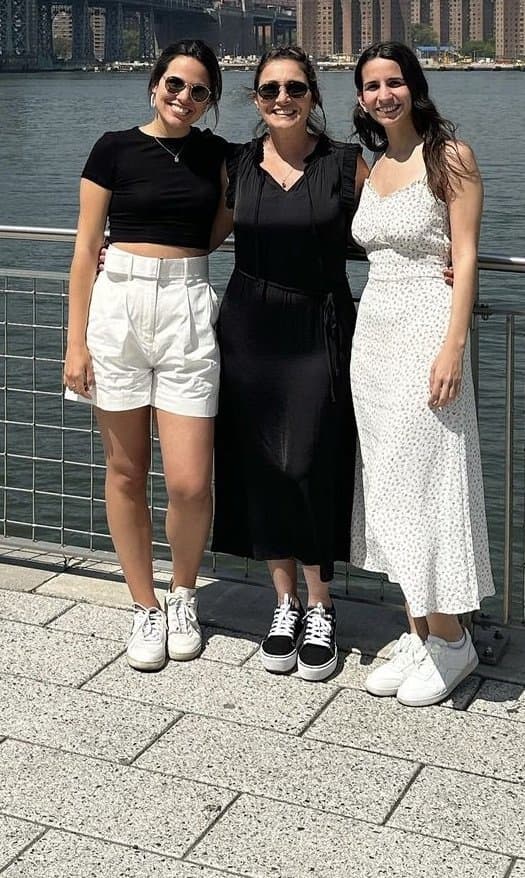 Who should get abused worst? (Green dress or black dress) comment