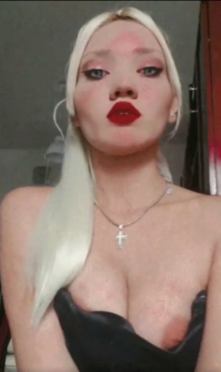 Rubia de ojos azules y carita angelical argentina