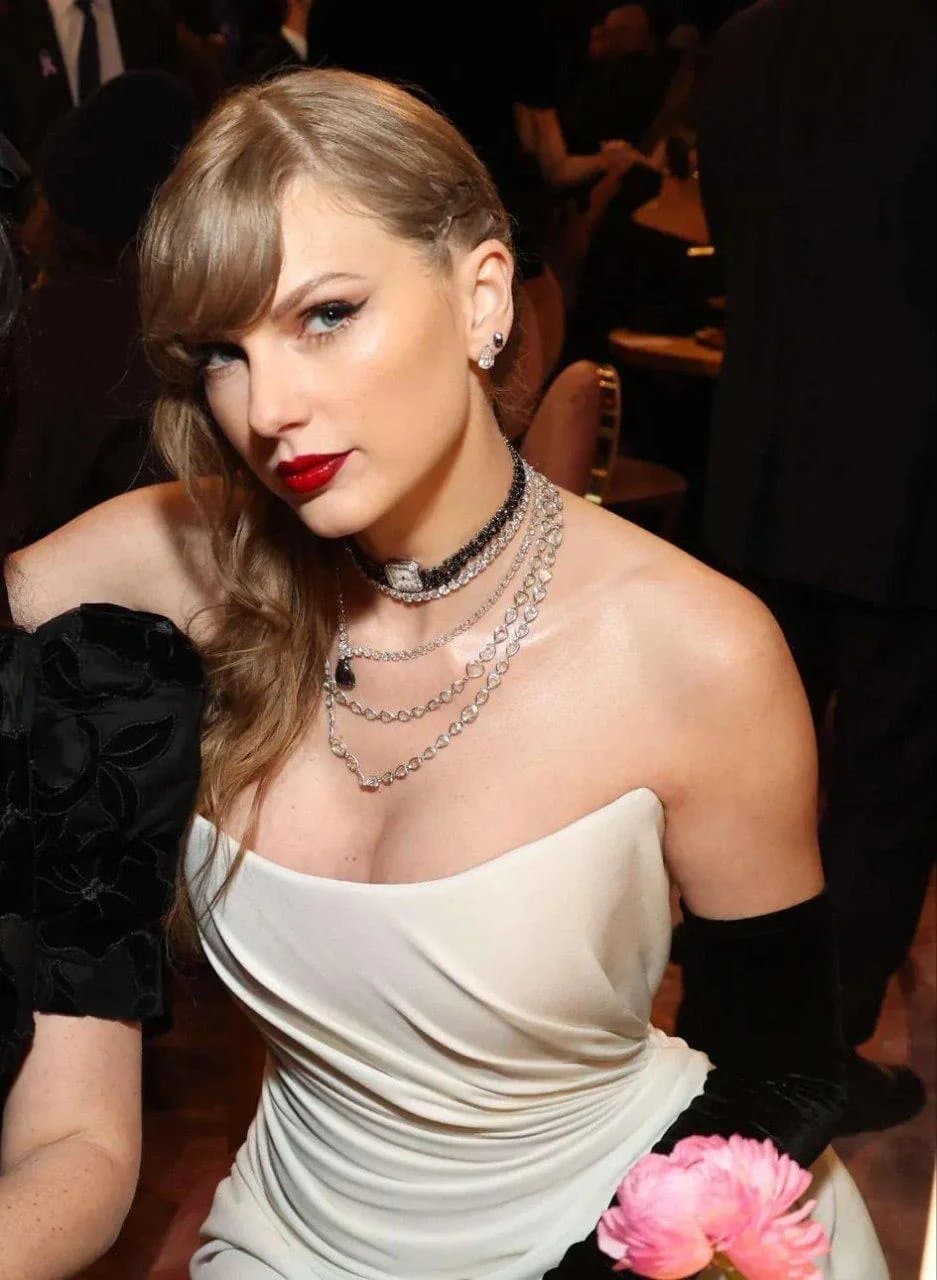 I cant stop edging to taylor swift she is so perfect love to have a taylor goonbud dm me