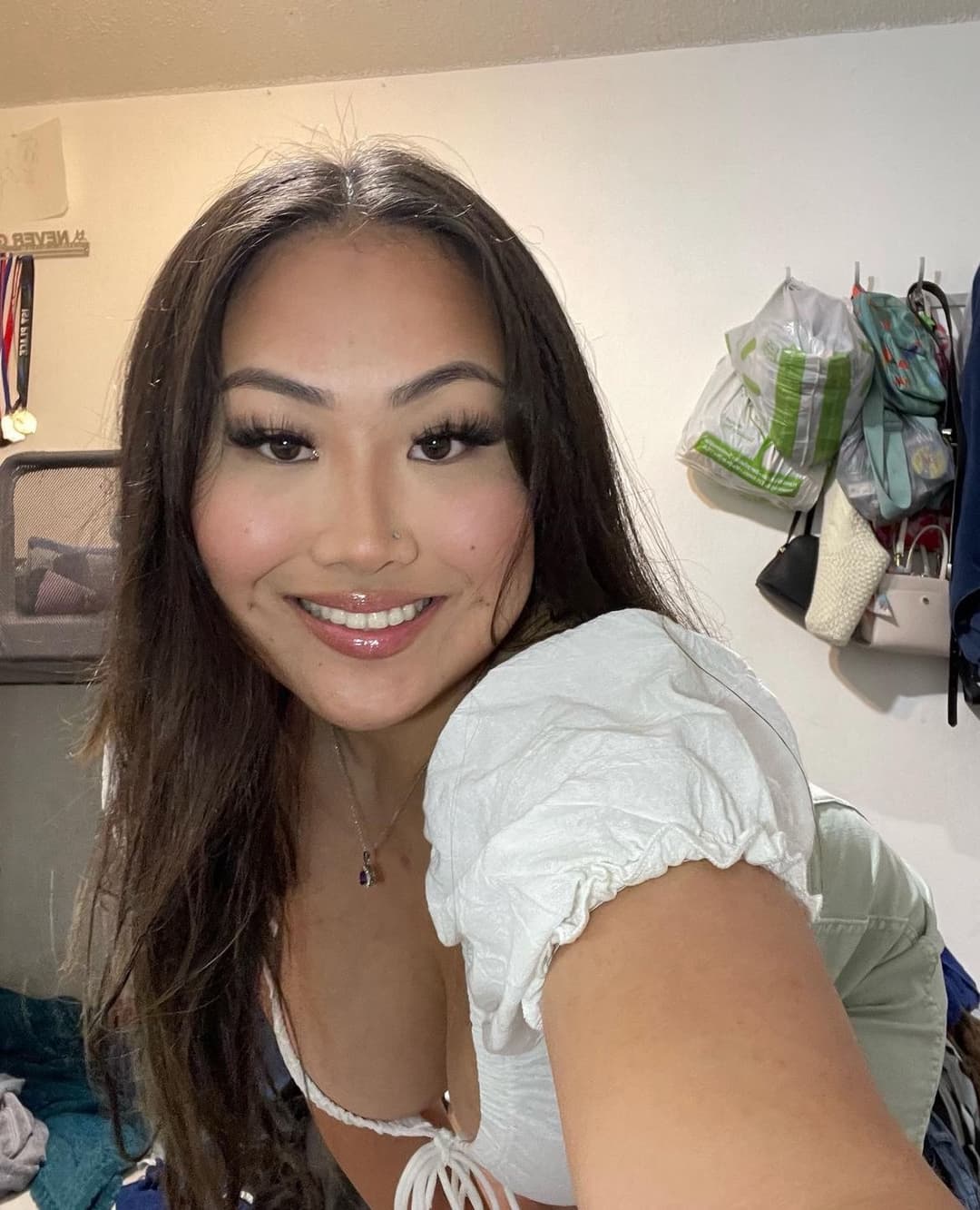 Autumn, 22 | PAAG webslut shows off her dick sucking lips and curves