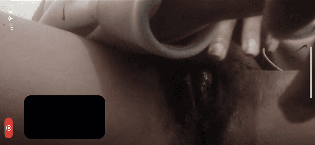 Pussy Flash on 1on1 Dm her for deals