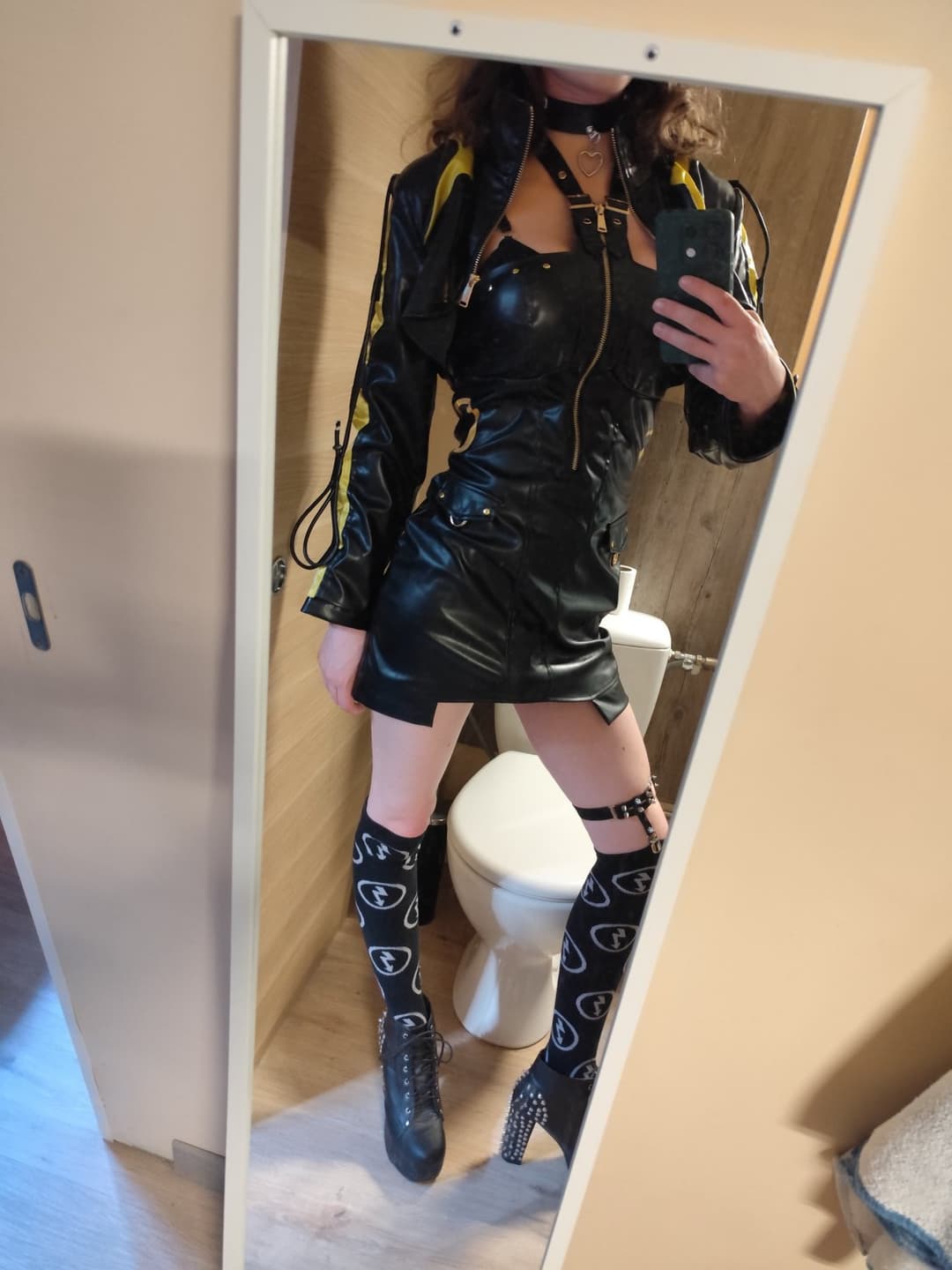 Click to view full size French slave from Lyon needs cocks