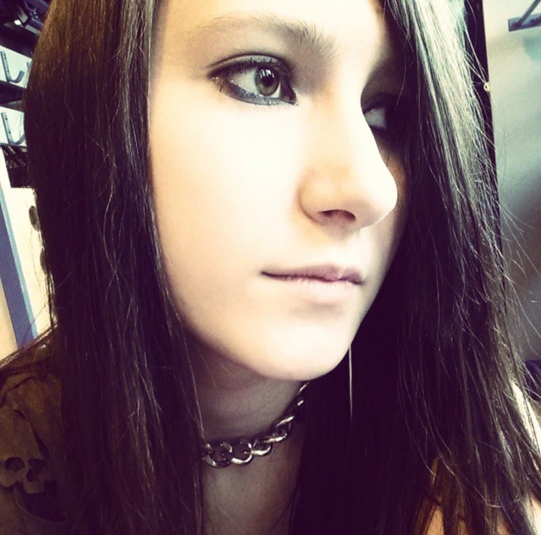 SKINNY EMO SLUT ALLY BEGGING FOR HUGE ROPES OF CUM