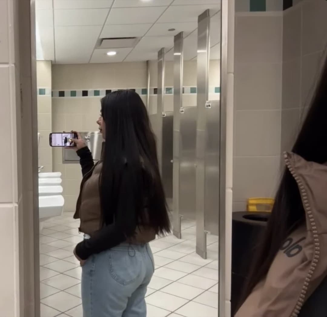 She used to fuck for weed lol 23 year old slut is a single mom from Chicago. I miss her footjobs