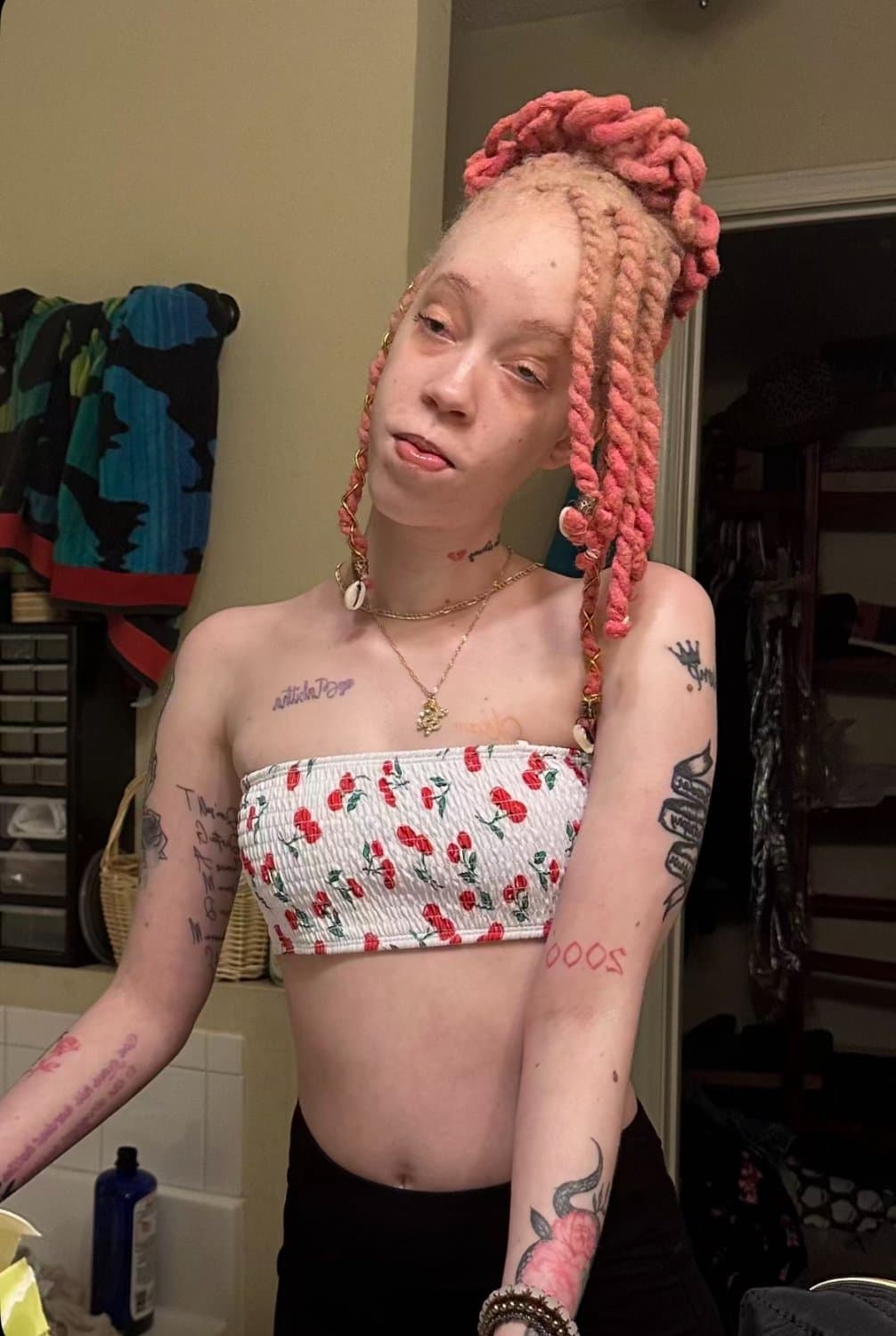 Horny albino girl that can twerk that ass would u fuck her