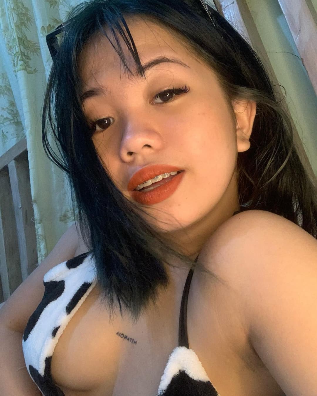 Pinay slut likes to show off her body on social media