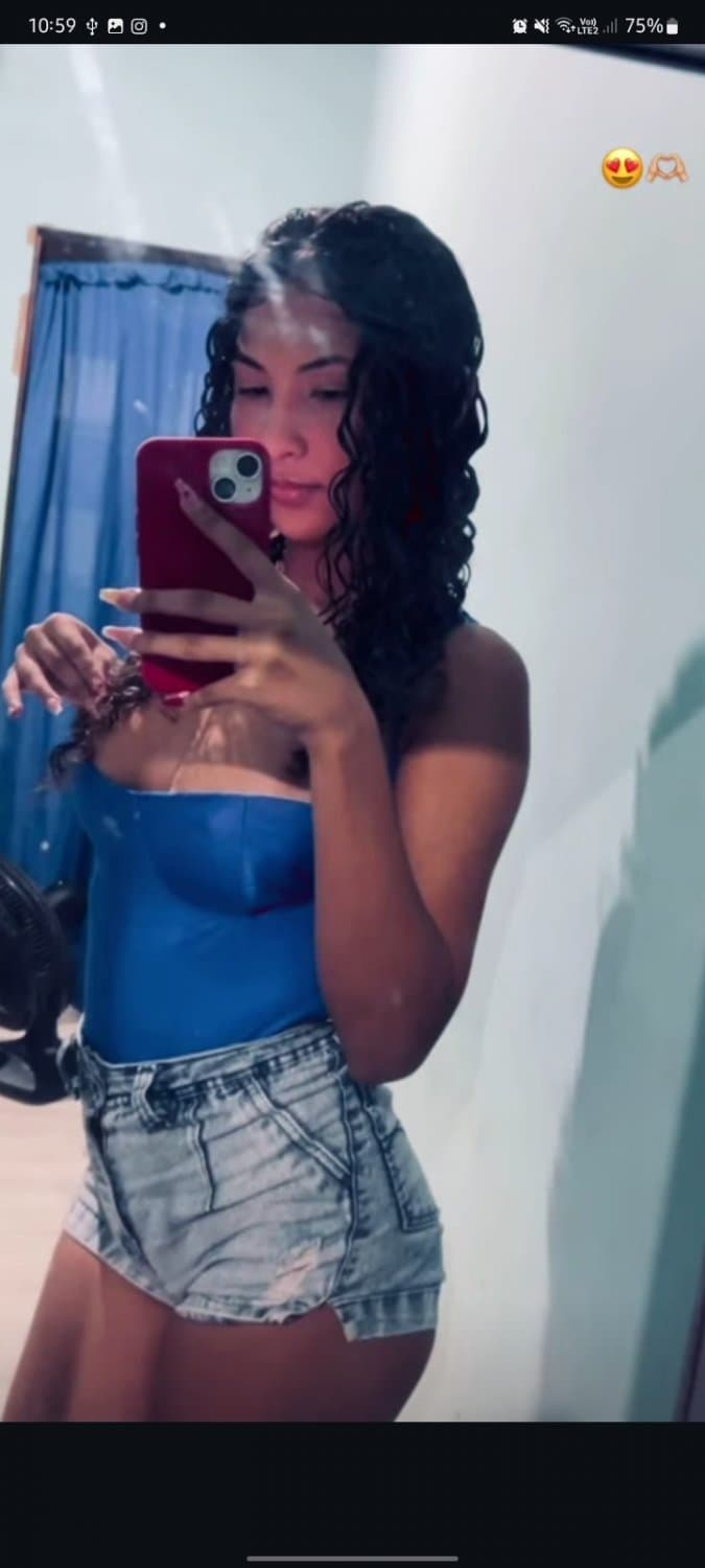 Vazados dessa novinha peituda gostosa da escola que eu estudava, muito gostosa com esses peitão