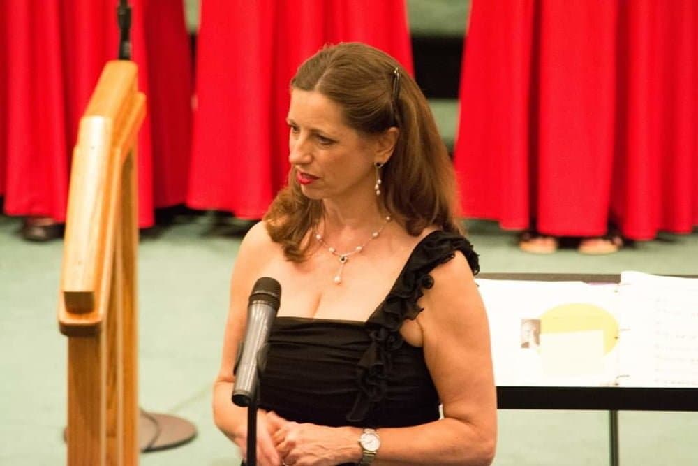 Perfect body GILF loves nude beaches