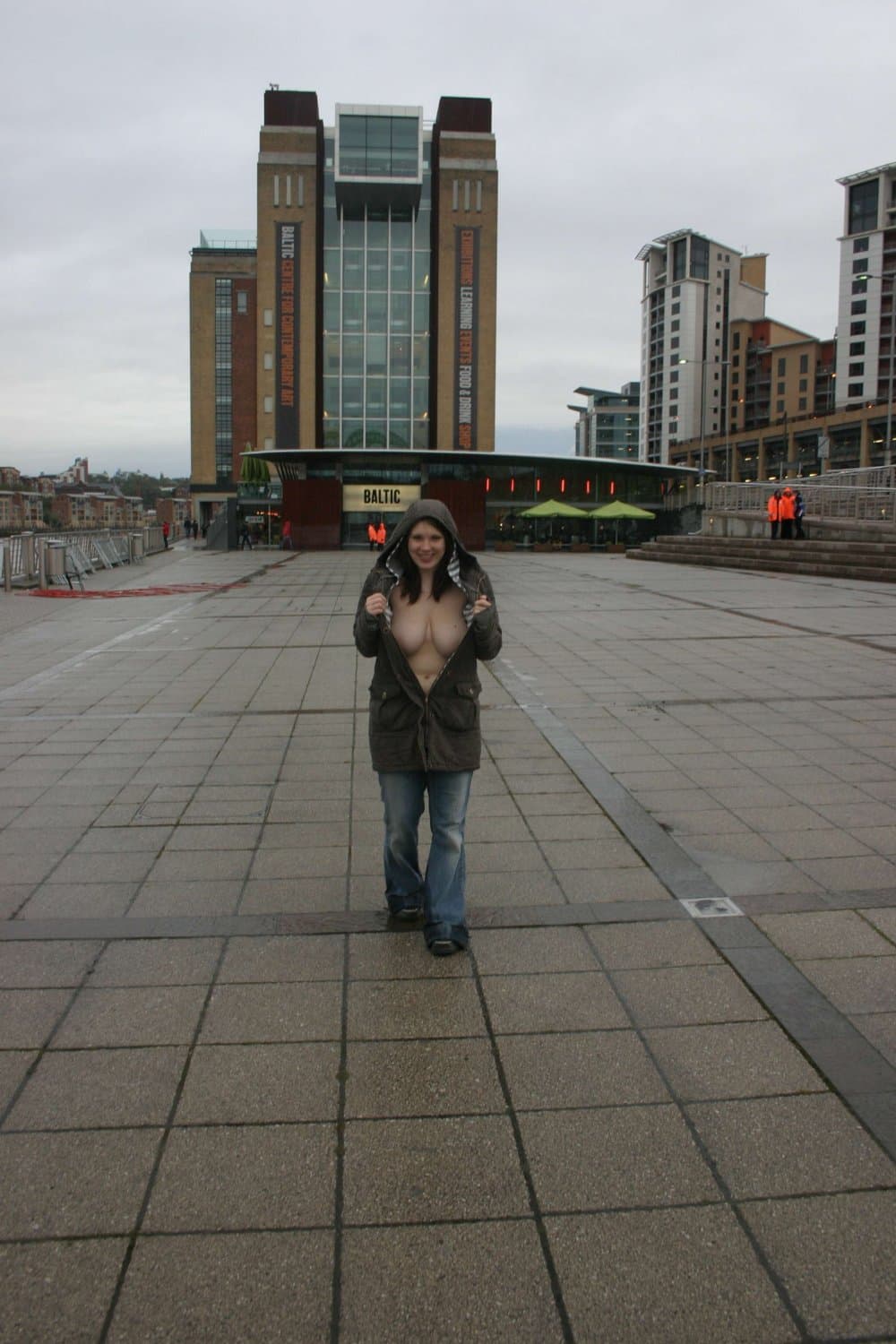 Amature in UK (001a): Baroness from Newcastle are naked outside