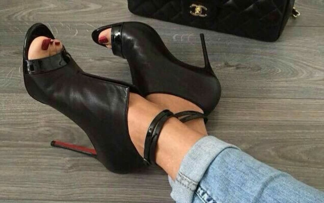 Red toenails in High Heels ? ???