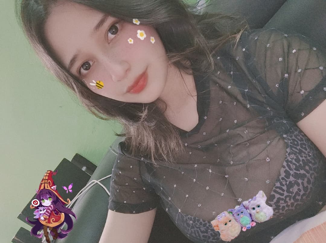 Blanquita hermosa con tetas jugozas???