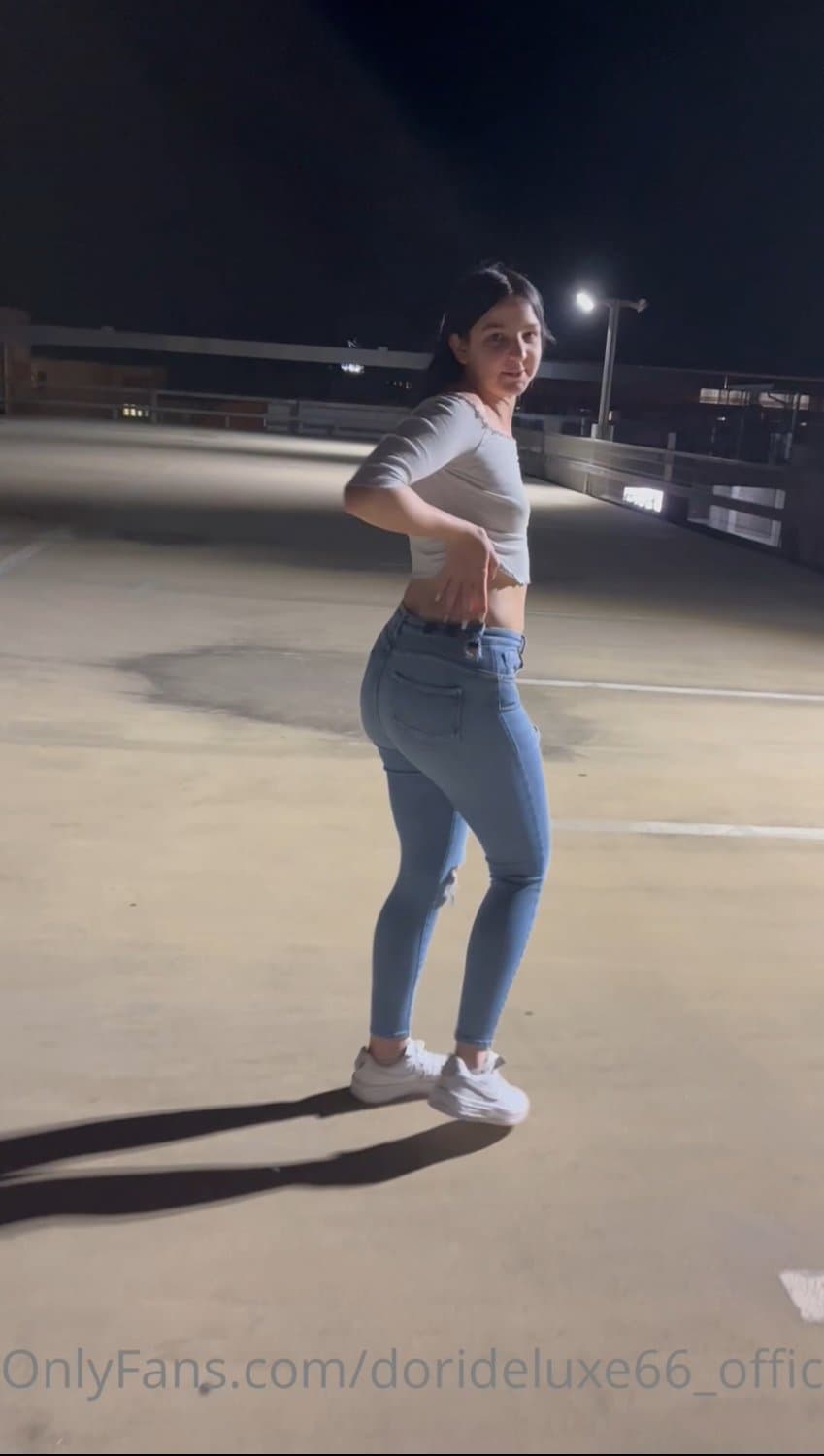 This horny garmsn don’t give a fuck she’s horny