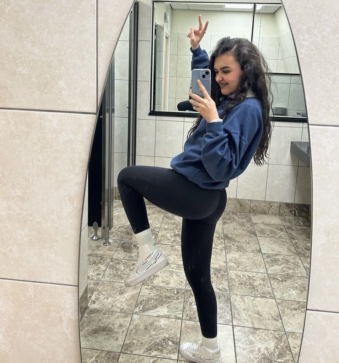 Ainara chinea, una puta ninfomana cuyo único talento es levantar pollas y ser una cerda