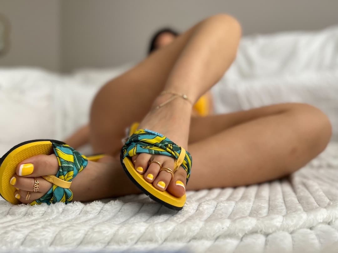 Click to view full size Reina Hart yellow toes in sandals