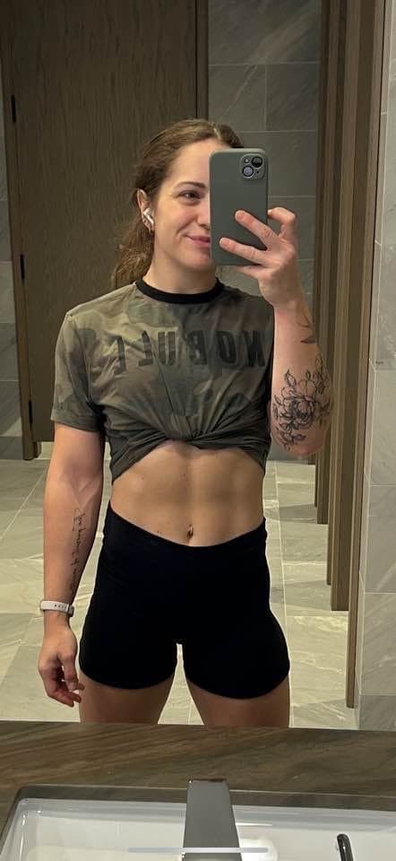 Sexy KIK slut shows off her fit body