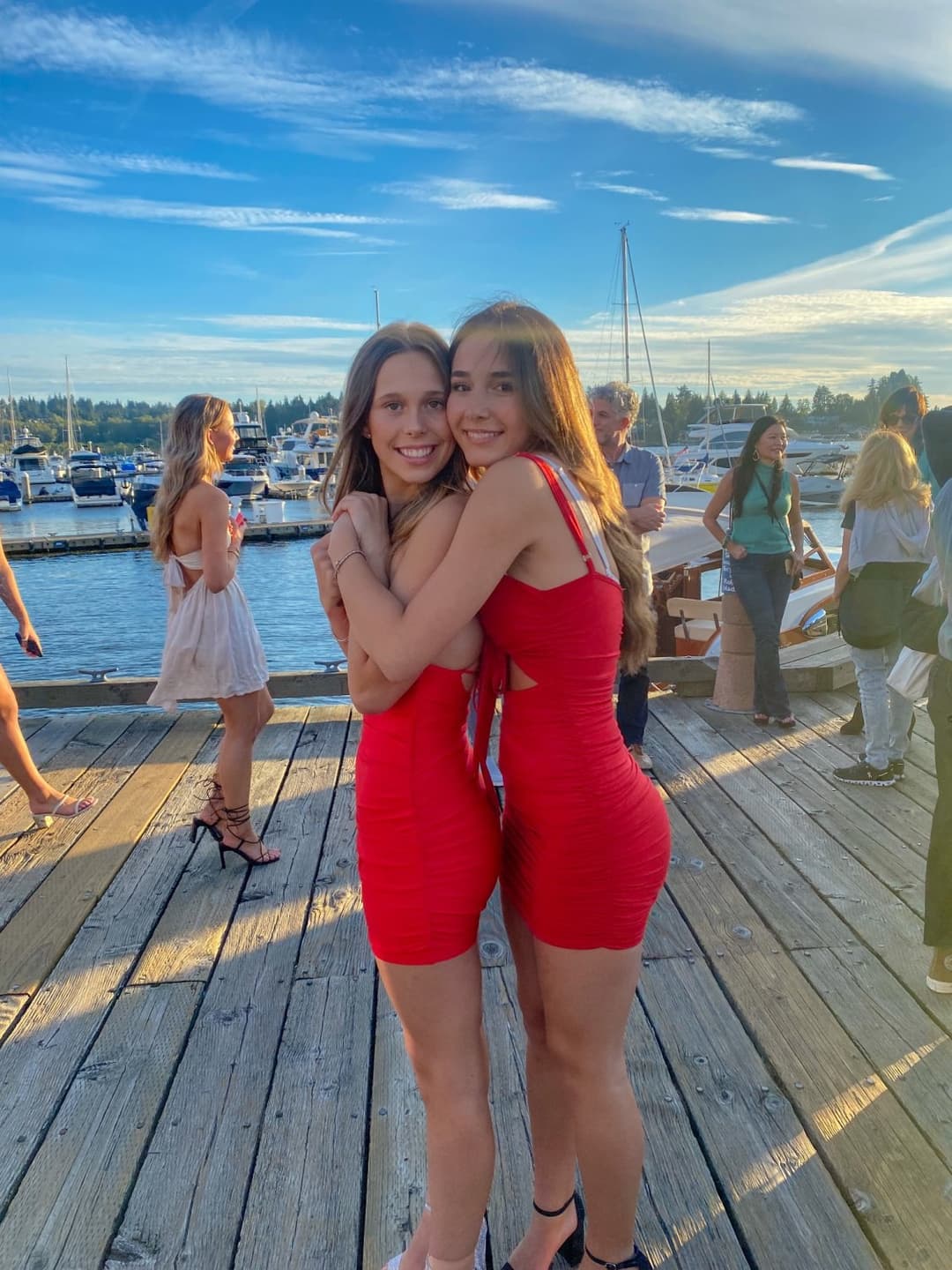 Track teen Shelli shows off her ass cheeks