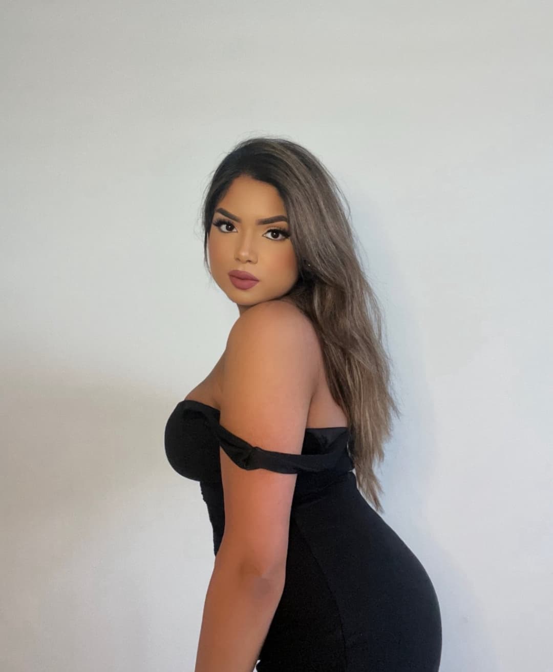 Indian thot slowing removing dress strap