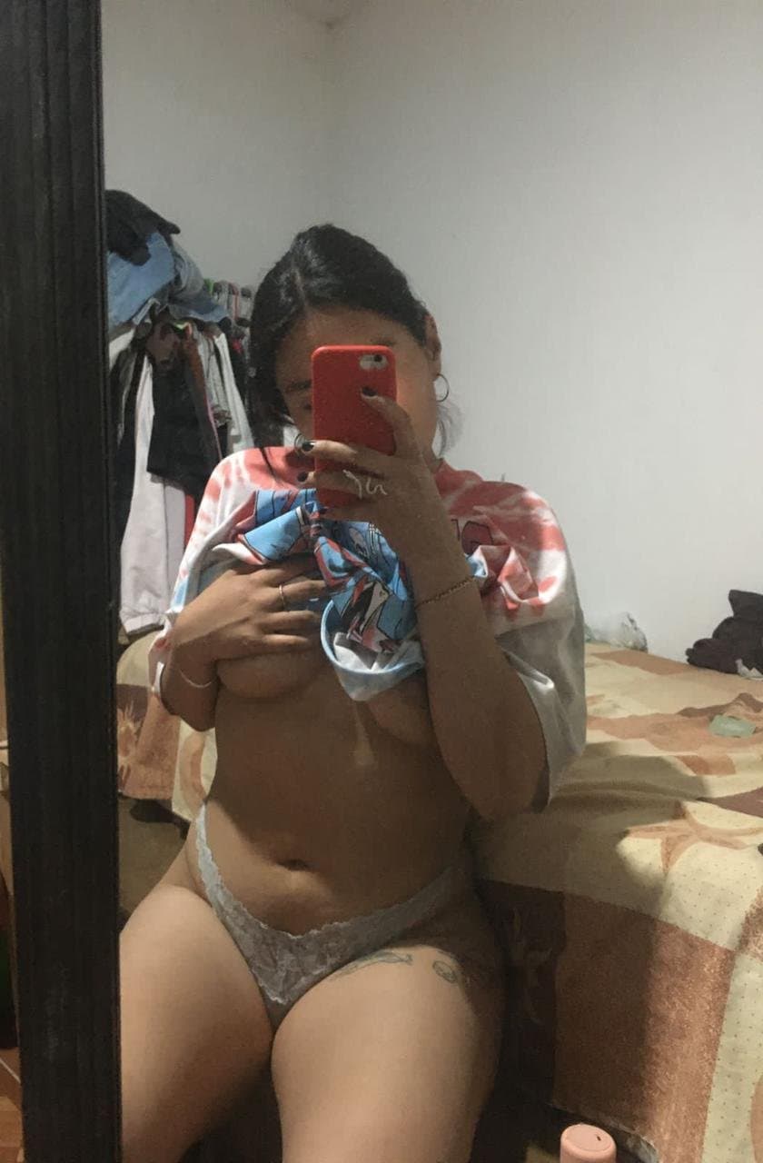 Click to view full size Otros de la morra tetona de pezones grandes y perforados es una perraga de vagina morena