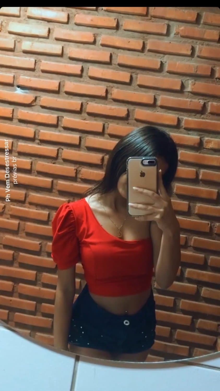 Click to view full size Putinha gostosa pra krl?? peituda gostosa que gosta de mostrar esse corpinho lindo? era dentro