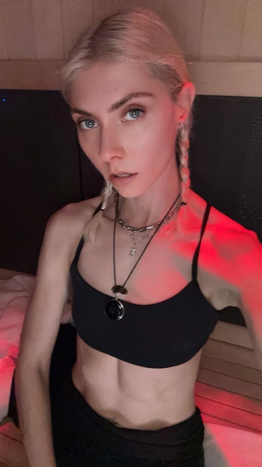 Taylor Momsen Sauna selfies