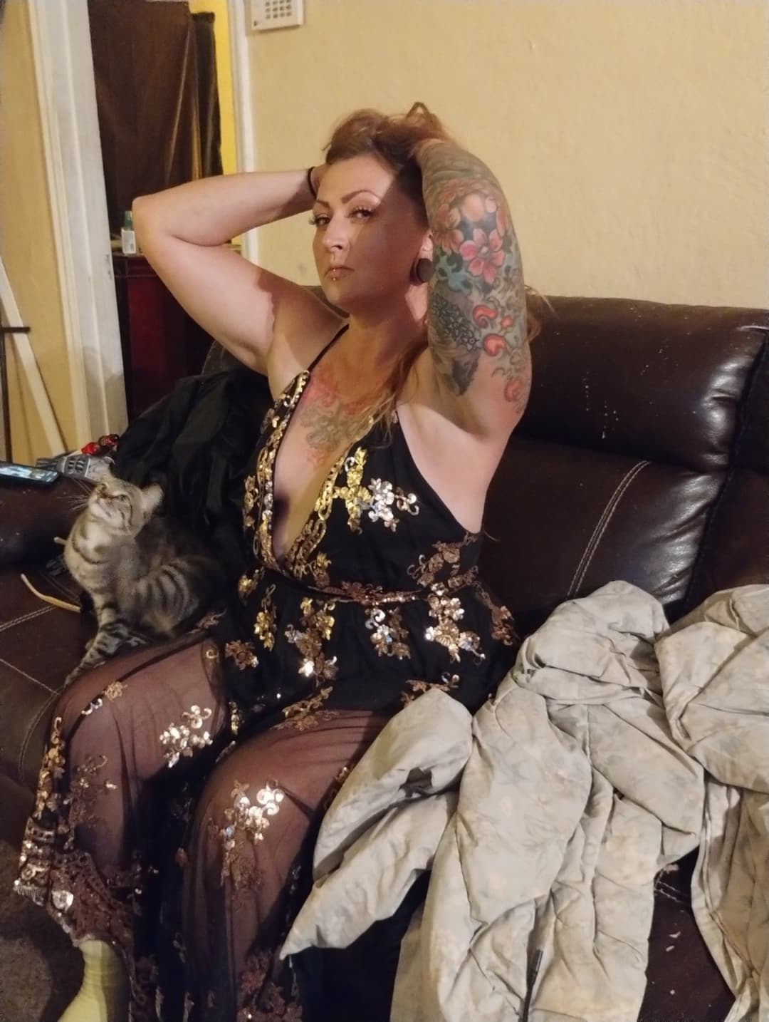 You know her check my profile. I want her cum home used. Plz suduce her.Pass to friends. Want cre p