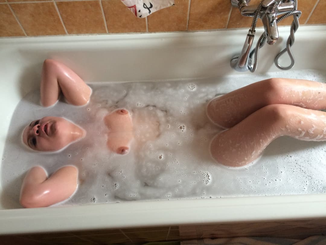 Click to view full size Deuttsche schlampe Julia.h beim Duschen und Baden