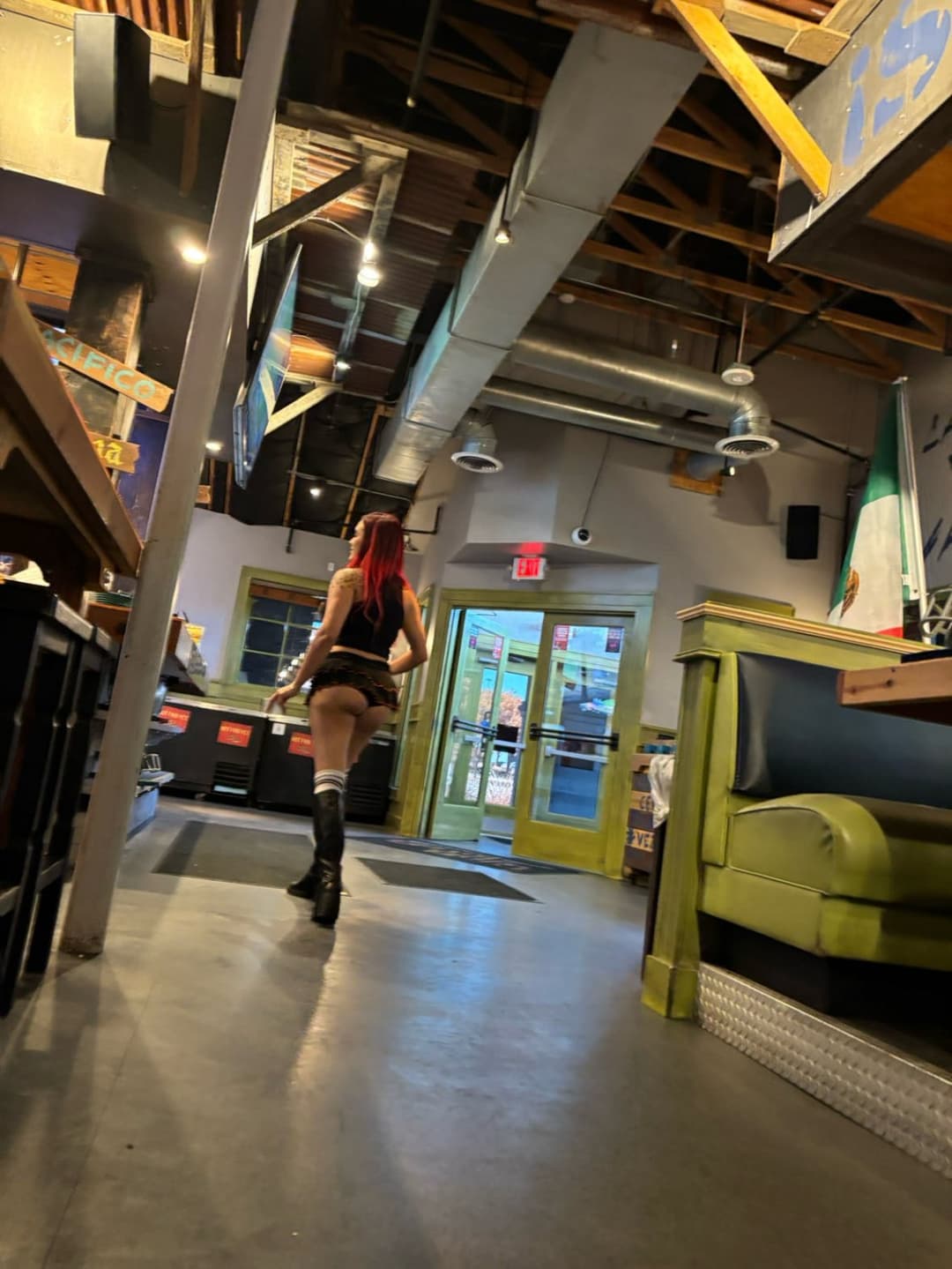 I wanted to grab on dis hoes ass so bad??