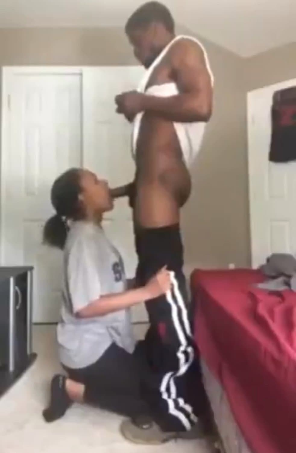 Ebony sucking bbc on her knees