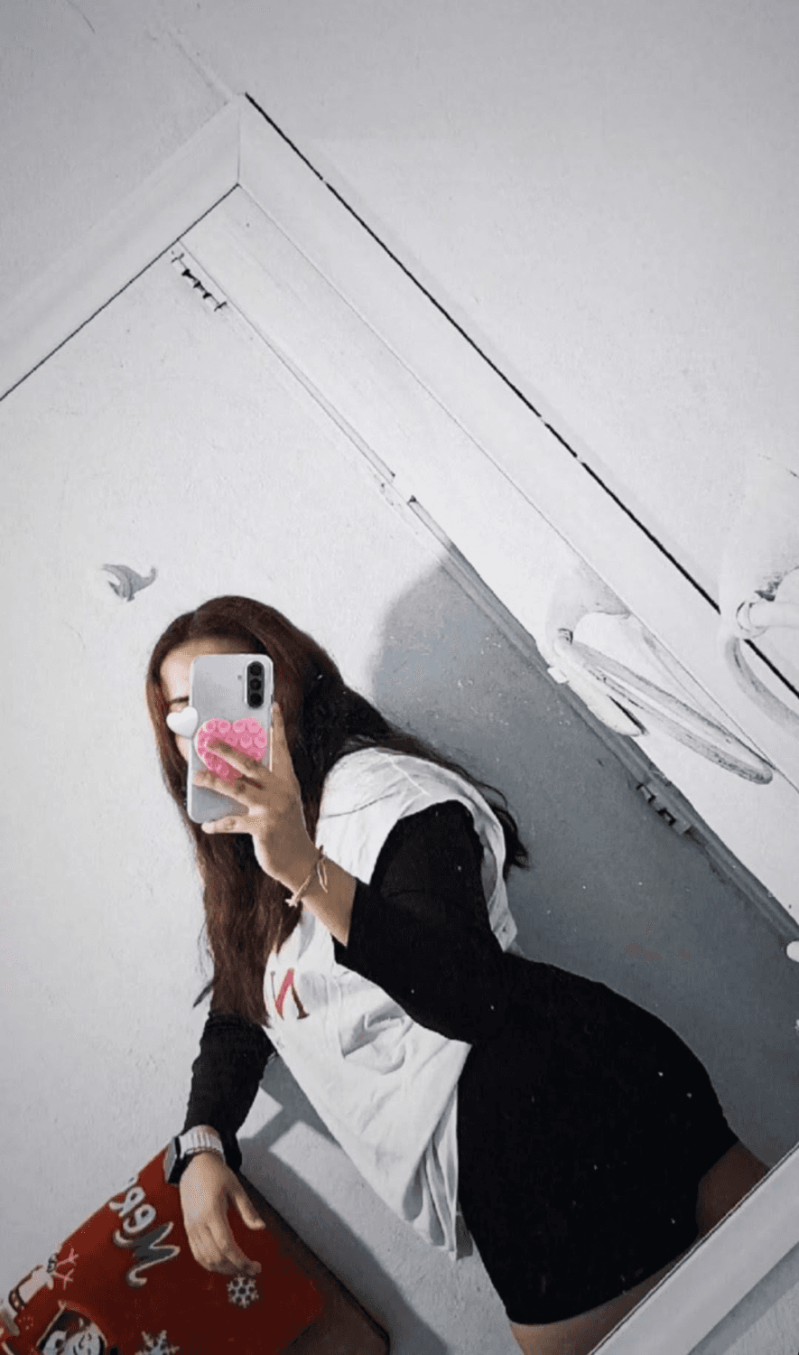 Morrita metiéndose los dedos