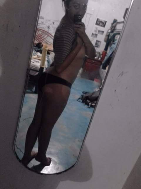 Janeri mostrándose en calzones y lencería