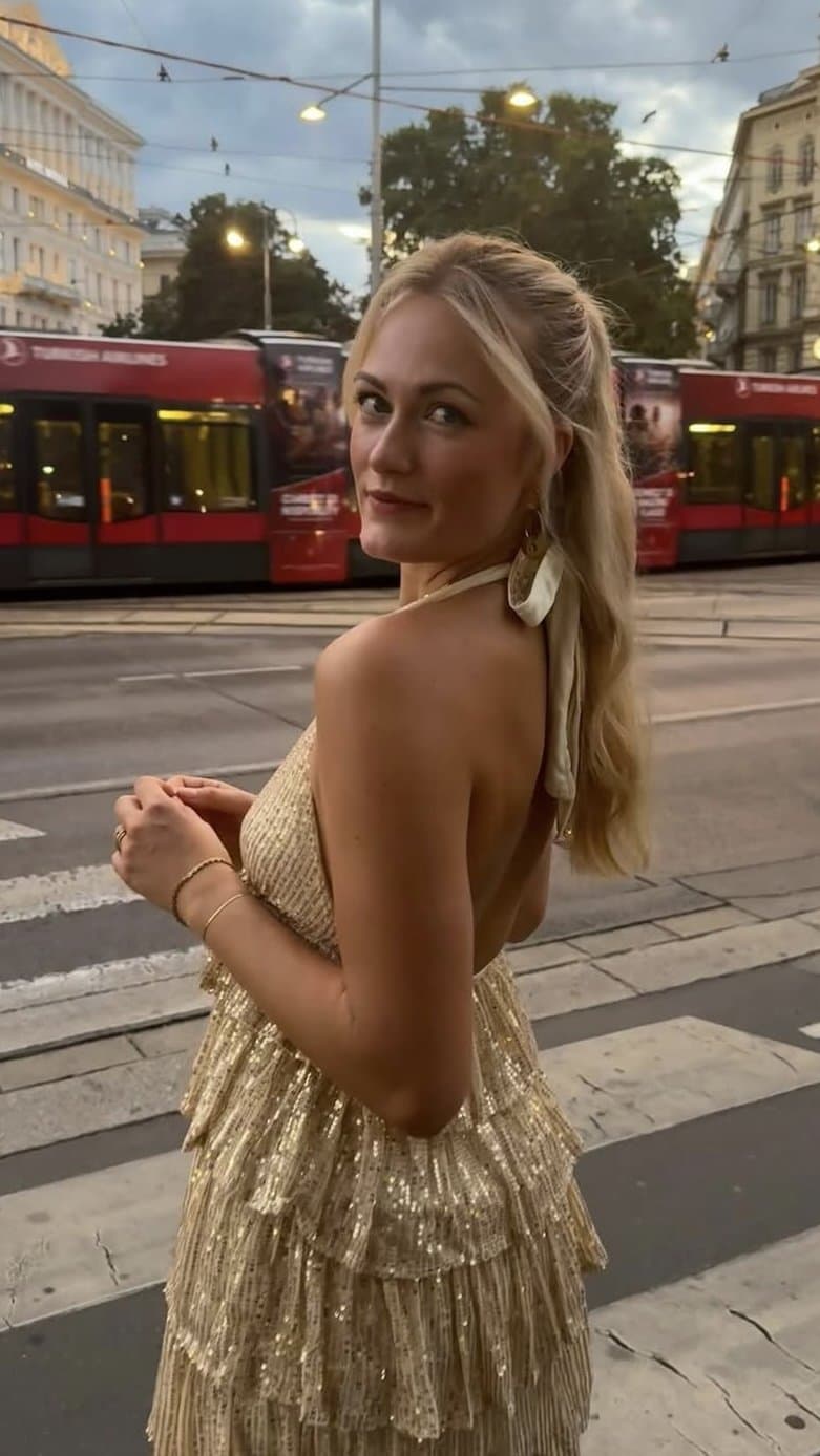 Young german slut earns money as escort / junge deutsche schlampe verdient ihr Geld als Escort