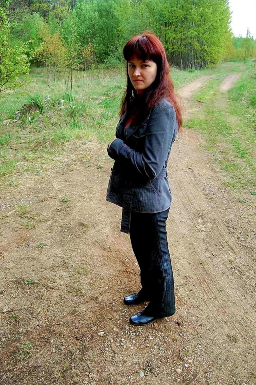 Exhibitionist Ina loves to be free in nature. Enjoy!