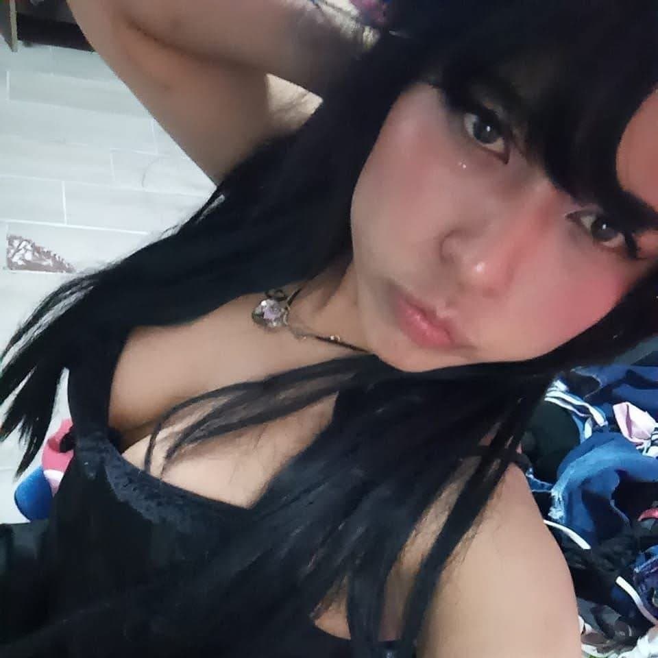 Puta mexicana muestra las tetas en lencería