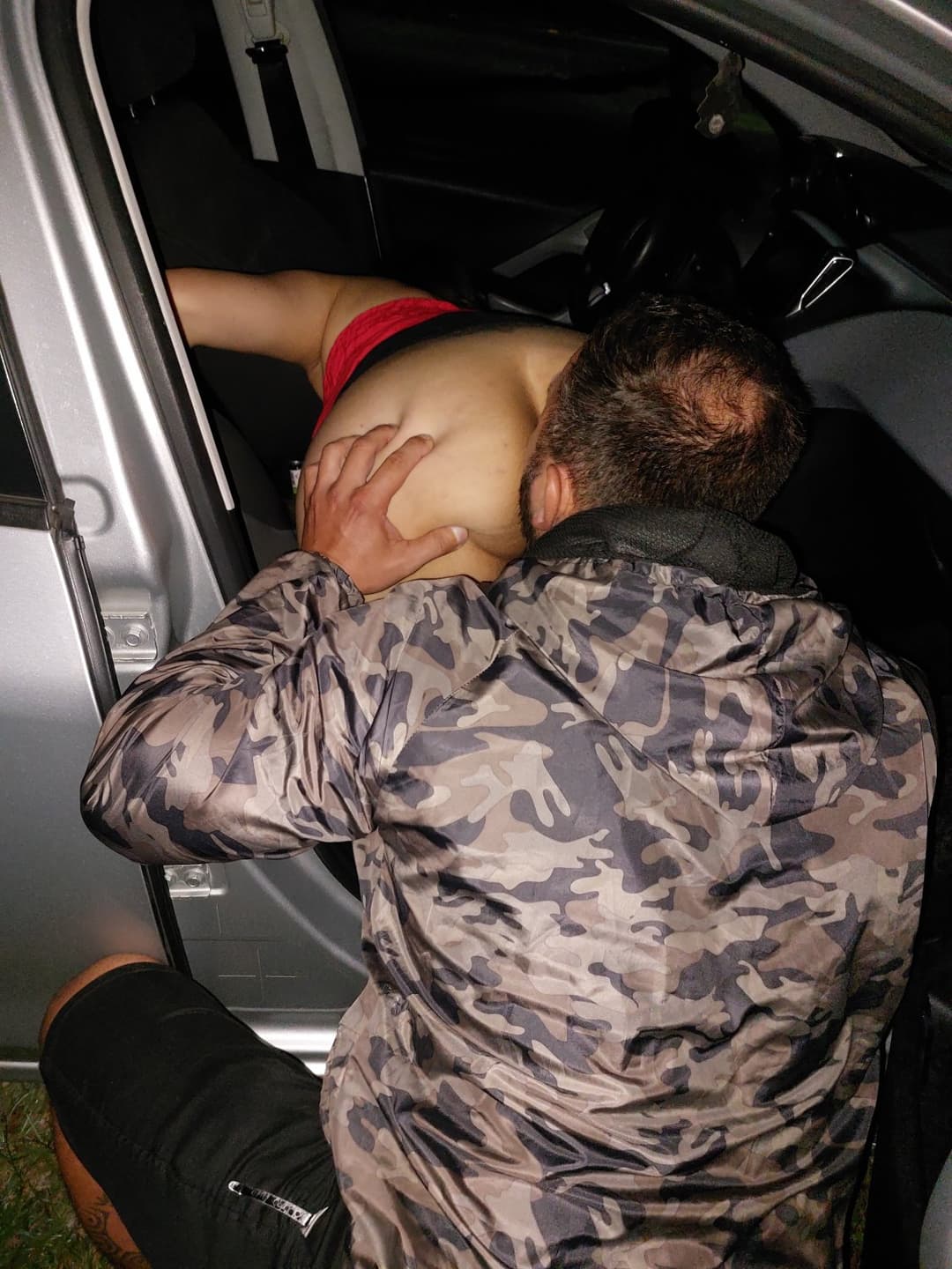 Estranho arregaça raba da esposa na rua em ponto de dogging em BC