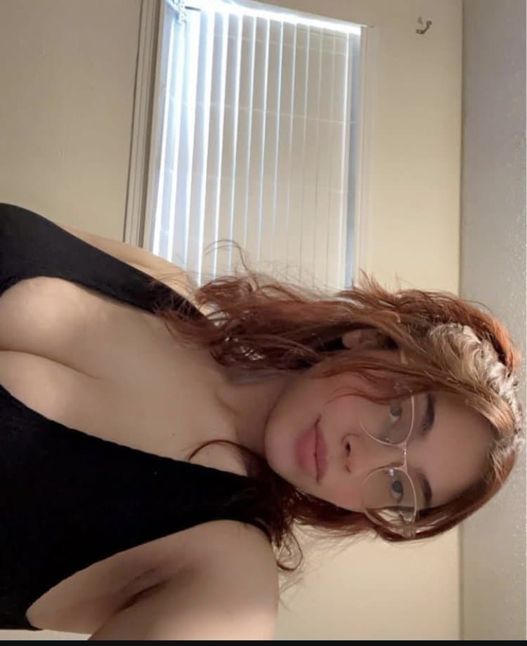 Salpicaría toda mi leche de ver como ya le cuelgan las enormes tetas a mi prima Sara