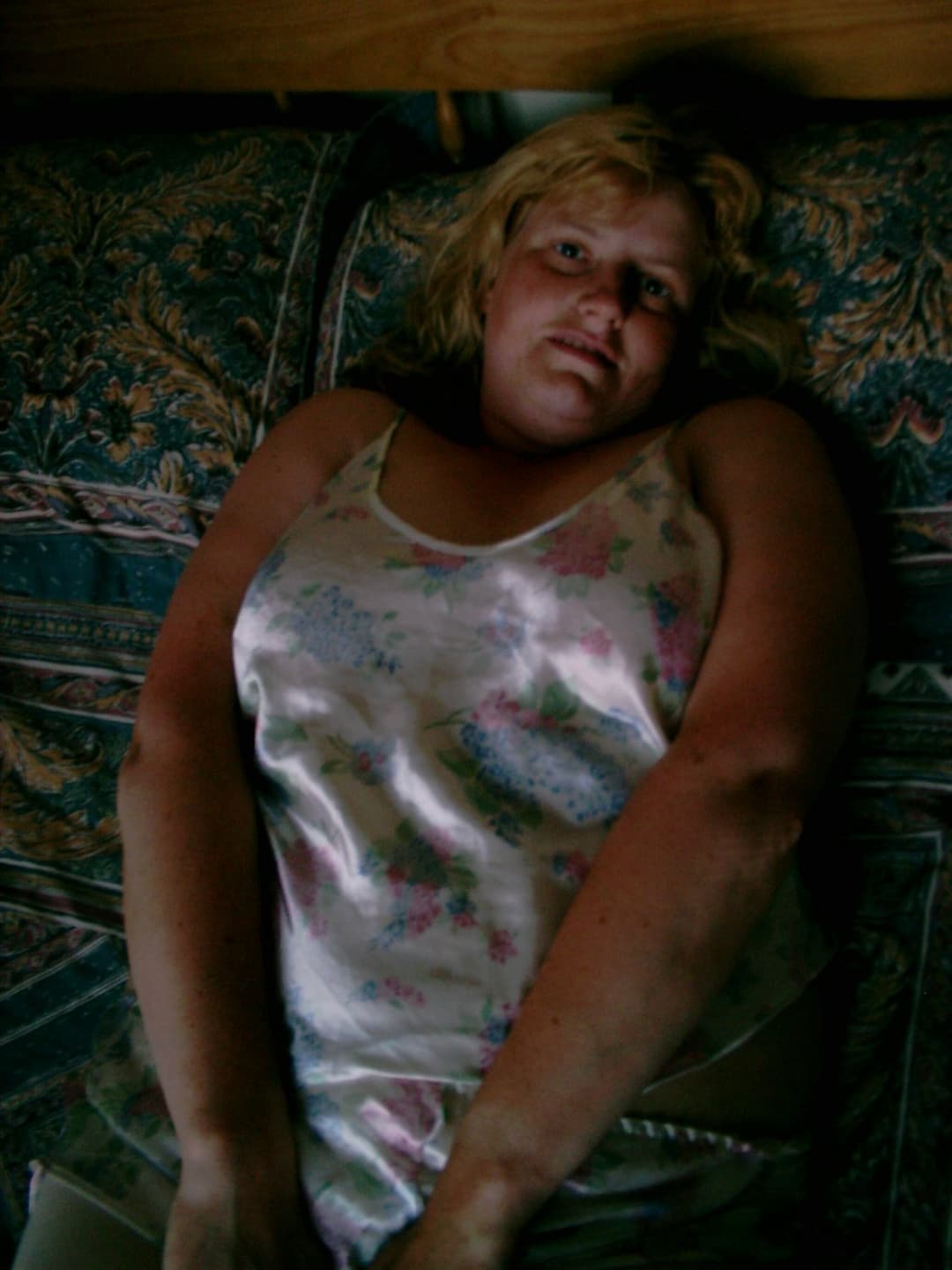 Chubby UK Webslut rips pantyhose for boyfriends tongue!