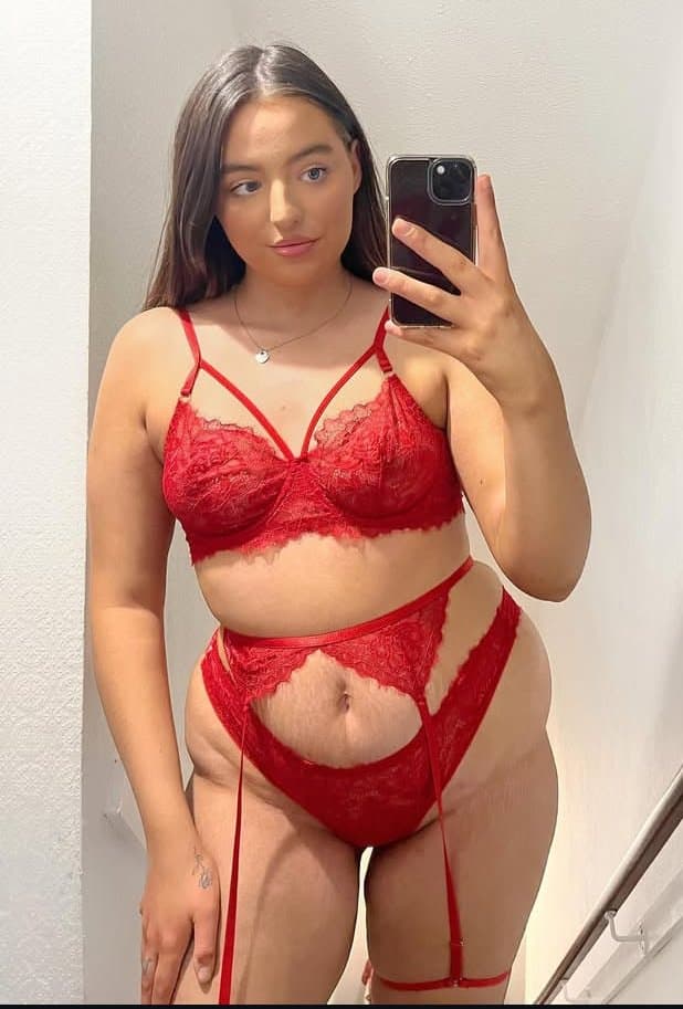 British influencer Rachel showing off her mum bod in lingerie and swimwear