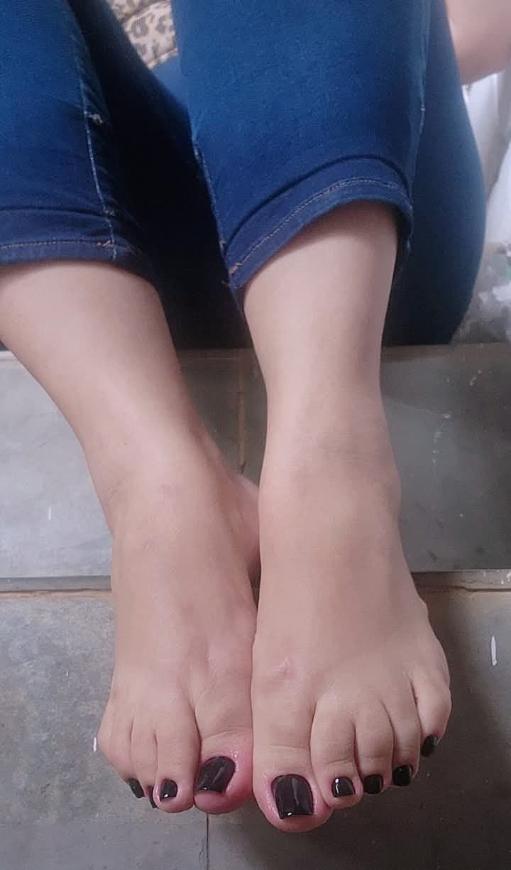 Outra Feet que tem um belo par de patas Lindos Ctz que ela manda bem nos Feetjob (Pes da Clarinha)
