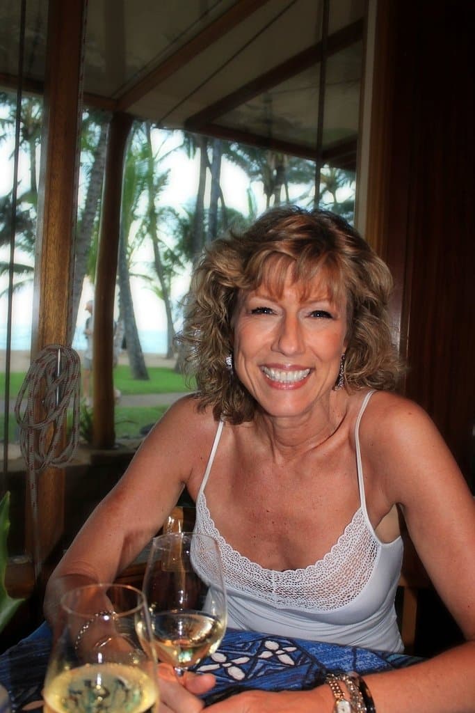 Gorgeous GILF Mary shows off her banging body