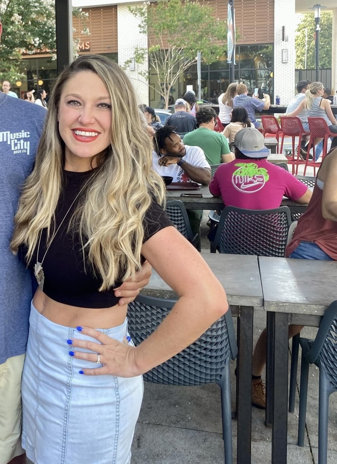 Ashley & Renee flash their tits in the car for a shirt