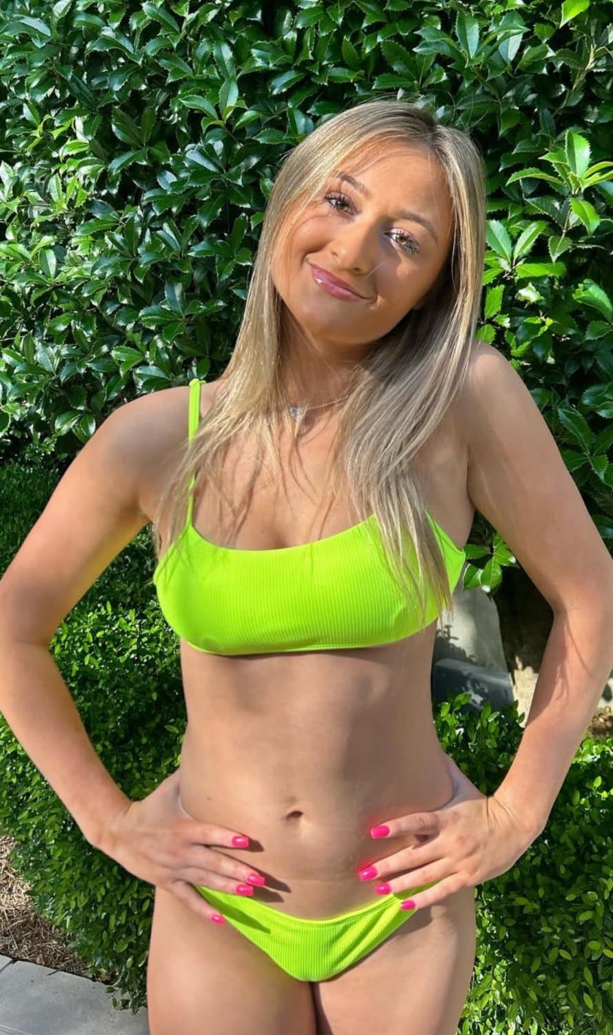 Another whore willing posting her camel toe