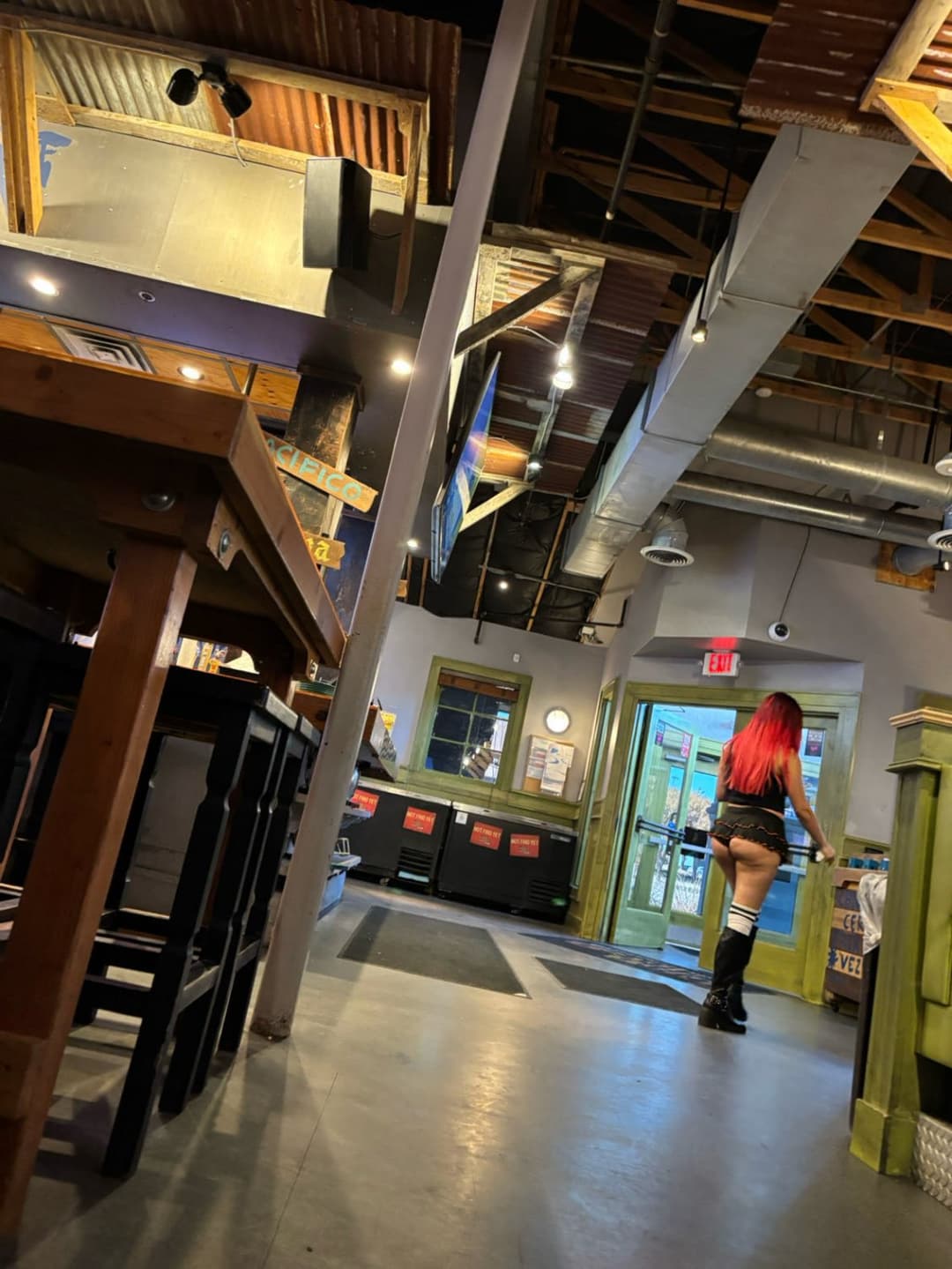 I wanted to grab on dis hoes ass so bad??