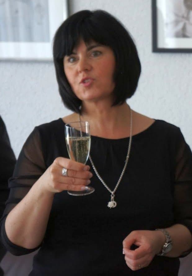 Annalise shows us her hairy old cunt